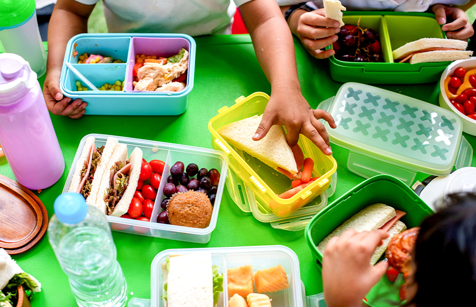 children eating snacks